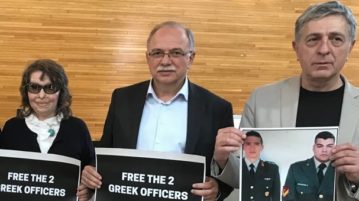 Έλληνες ευρωβουλευτές διαμαρτυρήθηκαν με φωτογραφίες υπέρ των στρατιωτικών