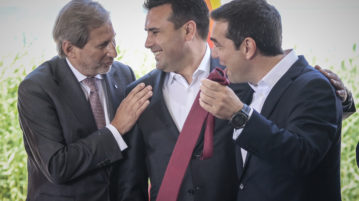 O Zάεφ έδωσε τη γραβάτα του στον Τσίπρα