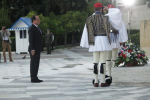 ÁÈÇÍÁ-Ï ÃÁËËÏÓ ÐÑÏÅÄÑÏÓ ÖÑÁÍÏÕÁ ÏËÁÍÔ ÊÁÔÁÈÅÔÅÉ ÓÔÅÖÁÍÉ ÓÔÏÍ ÁÃÍÙÓÔÏ ÓÔÑÁÔÉÙÔÇ.ÐÁÑÏÕÓÉÁ ÔÏÕ ÐÑÙÈÕÐÏÕÑÃÏÕ ÁËÅÎÇ ÔÓÉÐÑÁ.(Eurokinissi-ÐÁÍÁÃÏÐÏÕËÏÓ ÃÉÁÍÍÇÓ)