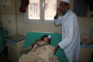 epa04996729 A girl who was injured in 7.7 magnitude earthquake receive medical treatment outisde a hospital in Abbottabad, Pakistan, 26 October 2015. According to local media sources, at least 29 people died and dozens injured mostly in Peshawar and northern region of Pakistan. EPA/SULTAN DOGAR
