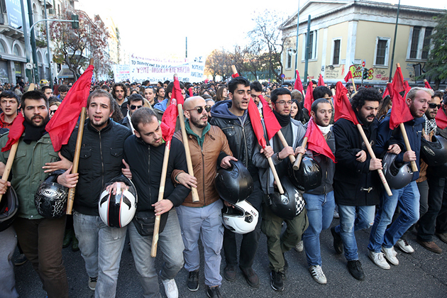 Διαδηλωτές φωνάζουν συνθήματα κατά τη διάρκεια της πορείας για την 43η επέτειο της εξέγερσης του Πολυτεχνείου το 1973, στην Αθήνα, Πέμπτη 17 Νοεμβρίου 2016. Με την πορεία προς την αμερικανική πρεσβεία ολοκληρώνονται οι τριήμερες εκδηλώσεις για την 43η επέτειο της εξέγερσης του Πολυτεχνείου. ΑΠΕ-ΜΠΕ/ΑΠΕ-ΜΠΕ/ΟΡΕΣΤΗΣ ΠΑΝΑΓΙΩΤΟΥ