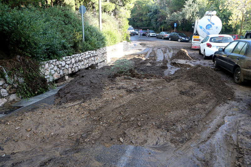 Χώματα παρασύρθηκαν στον περιφερειακό του Λυκαβηττού από την έντονη βροχόπτωση , Κυριακή 27 Νοεμβρίου 2016. ΑΠΕ-ΜΠΕ/ΑΠΕ-ΜΠΕ/Παντελής Σαίτας