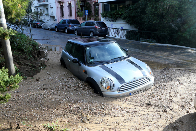 Χώματα παρασύρθηκαν στον περιφερειακό του Λυκαβηττού από την έντονη βροχόπτωση , Κυριακή 27 Νοεμβρίου 2016. ΑΠΕ-ΜΠΕ/ΑΠΕ-ΜΠΕ/Παντελής Σαίτας