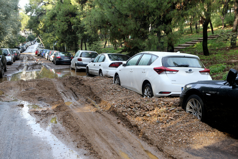 Χώματα παρασύρθηκαν στον περιφερειακό του Λυκαβηττού από την έντονη βροχόπτωση , Κυριακή 27 Νοεμβρίου 2016. ΑΠΕ-ΜΠΕ/ΑΠΕ-ΜΠΕ/Παντελής Σαίτας