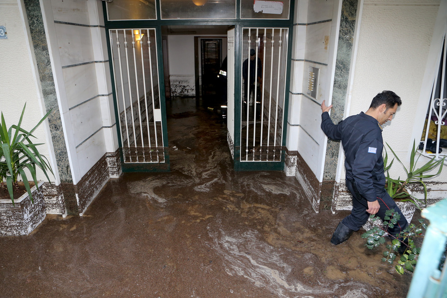 Πυροσβέστες αντλούν τα νερά από πλημυρισμένη πολυκατοικία στον περιφερειακό του Λυκαβηττού από την έντονη βροχόπτωση , Κυριακή 27 Νοεμβρίου 2016. ΑΠΕ-ΜΠΕ/ΑΠΕ-ΜΠΕ/Παντελής Σαίτας
