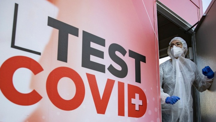 Από την Κυριακή, μόνο με αρνητικό τεστ PCR η είσοδος στη Γαλλία από χώρες μέλη της ΕΕ