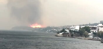 Σε εξέλιξη μεγάλη φωτιά στην Κάρυστο: Εκκενώνεται το Μαρμάρι