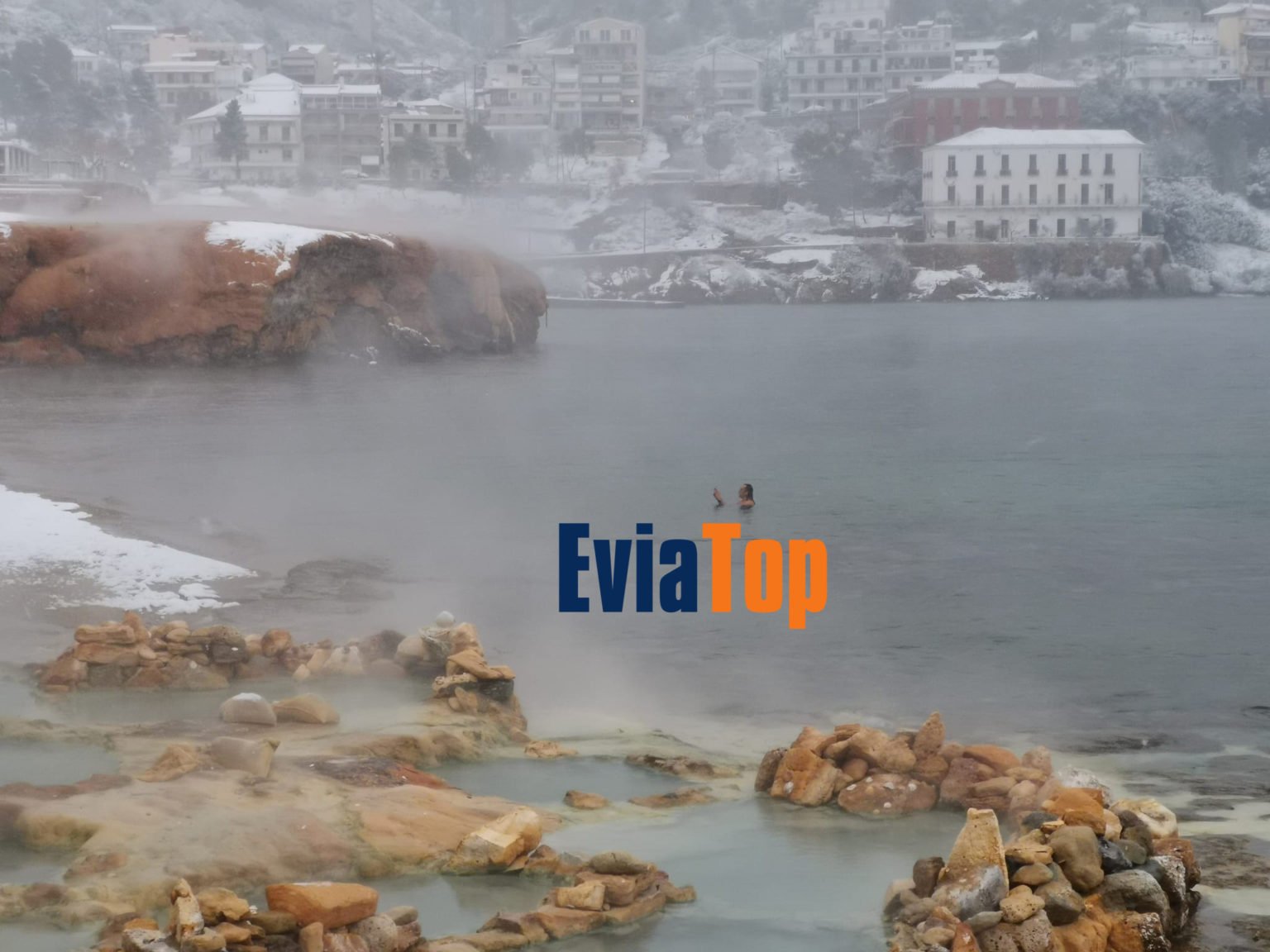 Κακοκαιρία “Ελπίς”: Έκανε μπάνιο στην Εύβοια με -3 βαθμούς