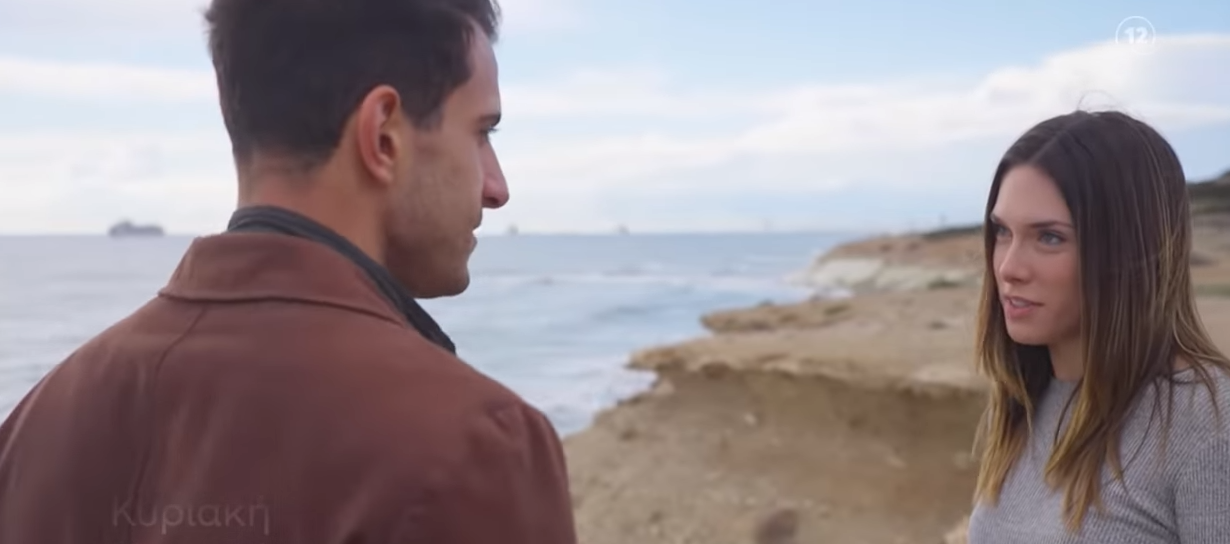 “Η Γη της Ελιάς” επιστρέφει απόψε με το πρώτο επεισόδιο για το 2022 και οι εξελίξεις θα είναι καταιγιστικές. Η Μαρία έχει εναποθέσει όλες τις ελπίδες στη Μυρτάλη, για να πείσει την Αθηνά να γυρίσει στη Μάνη. Η Αθηνά στην αρχή είναι αρνητική, αλλά η προσέγγιση της Μυρτάλης τη συγκινεί βαθιά. Την ίδια ώρα, ο Ισίδωρος ανακοινώνει στην Αντιγόνη πως σκοπεύει να την αναγνωρίσει και να της δώσει το όνομά του, αγνοώντας πως έχει πέσει σε μια καλοστημένη παγίδα. Η Μαρίνα αντιμετωπίζει στα ίσα τον Μάνο, αποκαλύπτοντάς του πως γνωρίζει τα πάντα για τη μικρή του περιπέτεια με την Ζωή και το κλίμα μεταξύ τους γίνεται πιο ψυχρό από ποτέ. Η Ιουλία διακοσμεί το νέο σπίτι κι ετοιμάζεται να κάνει το επόμενο μεγάλο βήμα στη ζωή της με τον αστυνόμο Κουράκο.