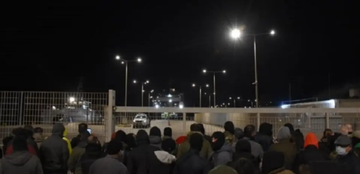 Χίος: Μπλόκο των κατοίκων στο πλοίο «Πελαγίτης» για τη δημιουργία νέας δομής μεταναστών (βίντεο και φωτογραφίες)