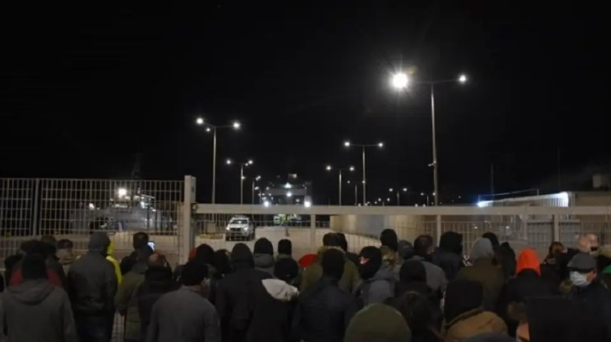 Χίος: Μπλόκο των κατοίκων στο πλοίο «Πελαγίτης» για τη δημιουργία νέας δομής μεταναστών (βίντεο και φωτογραφίες)