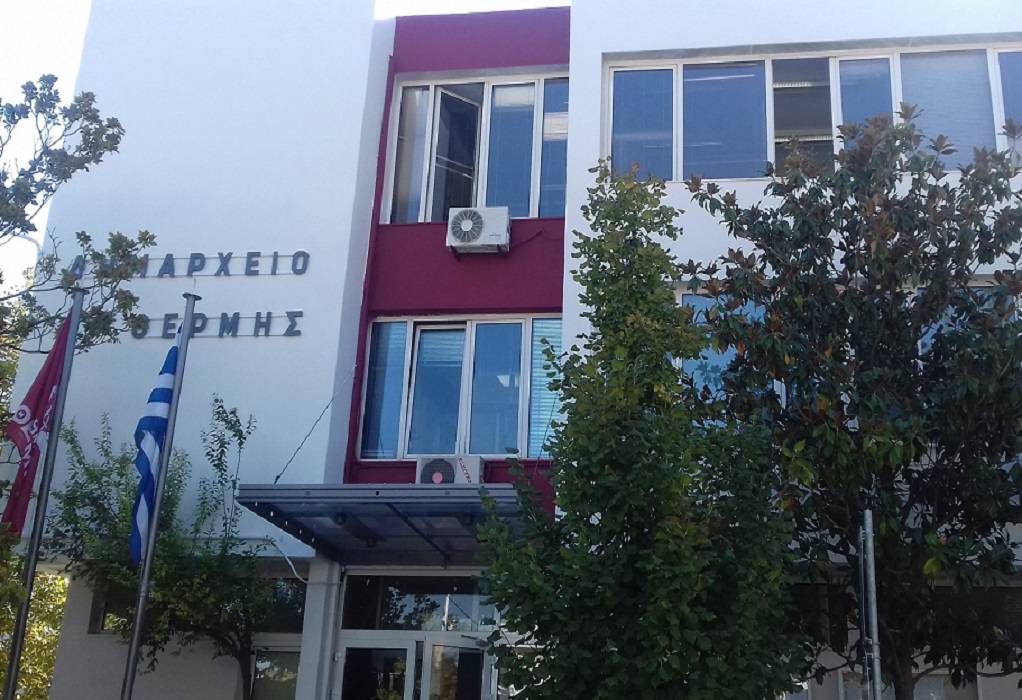 Επεισόδιο με αρνητή στο δημαρχείο Θερμαϊκού – “Δεν υπάρχει Σύνταγμα, εμείς κυβερνάμε”
