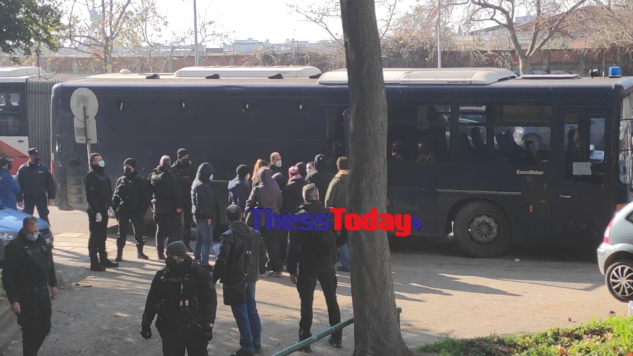 Επεισόδια στη Θεσσαλονίκη: Στον ανακριτή η 26χρονη, στο αυτόφωρο οι υπόλοιποι συλληφθέντες