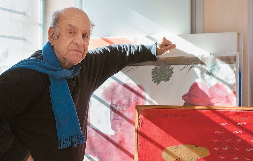 Έφυγε απόψε από τη ζωή, σε ηλικία 87 ετών, ο Αλέκος Φασιανός. Ο εμβληματικός ζωγράφος, που σφράγισε με το έργο του την εποχή του, αντιμετώπιζε τα τελευταία χρόνια προβλήματα υγείας. Σύμφωνα Αθηναϊκό Πρακτορείο Ειδήσεων, ο Αλέκος Φασιανός άφησε την τελευταία του πνοή σπίτι του, έχοντας στο πλευρό του τη σύζυγό του Μαρίζα και τα δύο τους παιδιά. Ο Αλέκος Φασιανός, γεννήθηκε στην περιοχή της Πλάκας στην Αθήνα. Σπούδασε βιολί στο Ωδείο Αθηνών και ζωγραφική στην Ανώτατη Σχολή Καλών Τεχνών το διάστημα 1956-1960 στο εργαστήριο του Γιάννη Μόραλη. Μελέτησε την αρχαία ελληνική αγγειογραφία και τη Βυζαντινή εικονογραφία. Παρακολούθησε μαθήματα λιθογραφίας στην École des beaux-arts του Παρισιού, με υποτροφία της γαλλικής κυβέρνησης (1962-1964), κοντά στους Clairin και Dayez. Το 1966 εγκαταστάθηκε στο Παρίσι, ενώ από το 1974 ζει και εργάζεται στο Παρίσι και την Αθήνα. Από το 1959, χρονιά της πρώτης ατομικής του παρουσίασης στην Αθήνα, έχει πραγματοποιήσει περισσότερες από εβδομήντα ατομικές εκθέσεις σε Αθήνα, Θεσσαλονίκη, Παρίσι, Μόναχο, Τόκυο, Αμβούργο, Ζυρίχη, Μιλάνο, Βηρυτό, Στοκχόλμη, Λονδίνο και αλλού. Συμμετείχε επανειλημμένα σε ομαδικές εκθέσεις και γνωστές διεθνείς διοργανώσεις ανά την υφήλιο. Ο Φασιανός ασχολήθηκε επίσης με τη χαρακτική, το σχεδιασμό αφισών, καθώς και τη σκηνογραφία, συνεργαζόμενος κυρίως με το Εθνικό Θέατρο (Αμερική του Κάφκα σε σκηνοθεσία Αλέξη Σολομού, 1975, Ελένη του Ευριπίδη, 1976, Όρνιθες του Αριστοφάνη, 1978 κ.ά.). Ανέλαβε την εικονογράφηση αρκετών βιβλίων, στην Ελλάδα και το εξωτερικό, γνωστών ποιητών και συγγραφέων. Έχει επίσης εκδώσει και δικά του κείμενα, πεζά και ποιητικά. Για το σύνολο της δουλειάς του έχουν γυριστεί τέσσερις ταινίες για την ελληνική και τη γαλλική τηλεόραση, ενώ κυκλοφορούν μονογραφίες που αναφέρονται στην εικαστική παραγωγή του. Το 1999 ήταν υποψήφιος ευρωβουλευτής με το ΠΑΣΟΚ σε τιμητική (μη εκλόγιμη) θέση. Η ημερομηνία της κηδείας του δεν έχει ακόμα ανακοινωθεί.