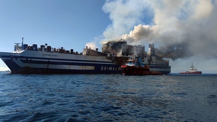 Euroferry Olympia: Αναζωπυρώθηκε η φωτιά – Βγαίνουν καπνοί