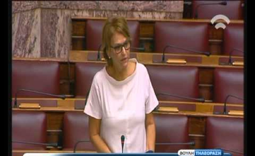 Δολοφονία Άλκη: Με αποδοκιμασίες και υβριστικά συνθήματα περίμενε πλήθος τον 23χρονο έξω από τα δικαστήρια