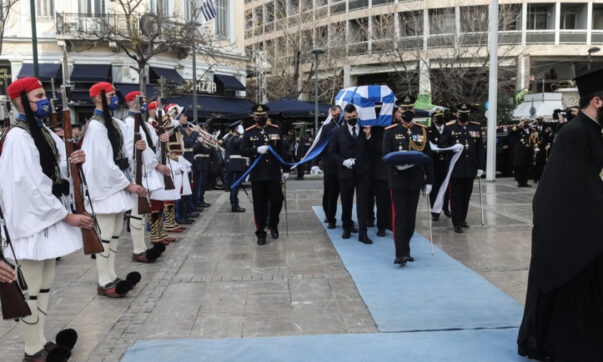 Χρήστος Σαρτζετάκης: Το τελευταίο αντίο στον πρώην Πρόεδρο της Δημοκρατίας - Η κηδεία του γίνεται με τιμές αρχηγού κράτους