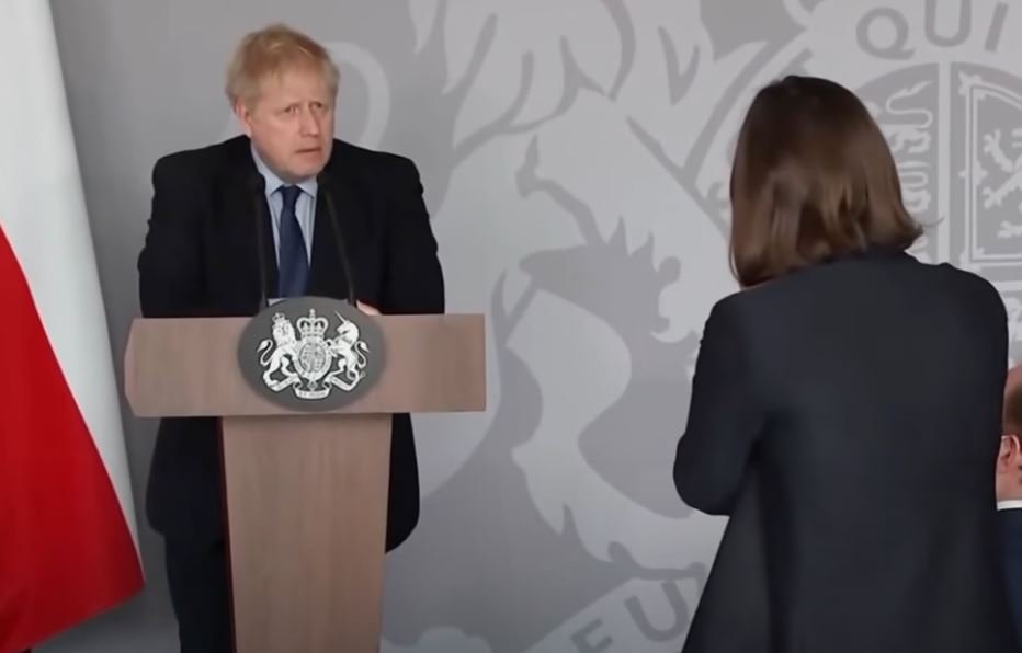 Η Ουκρανή δημοσιογράφος που έγινε viral – Η οργή και τα δάκρυα μπροστά στον Μπόρις Τζόνσον