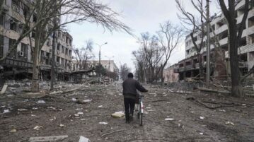 Πόλεμος στην Ουκρανία: Εξαντλούνται τα τελευταία αποθέματα τροφίμων και νερού στη Μαριούπολη – Διευρύνονται τα πολεμικά μέτωπα