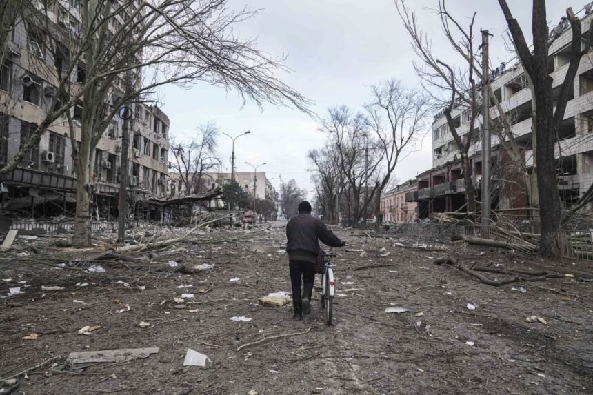Πόλεμος στην Ουκρανία: Εξαντλούνται τα τελευταία αποθέματα τροφίμων και νερού στη Μαριούπολη – Διευρύνονται τα πολεμικά μέτωπα