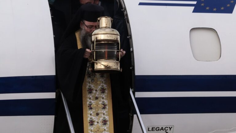 Πάσχα 2022: Έφτασε το Άγιο Φως στην Ελλάδα στο αεροδρόμιο «Ελευθέριος Βενιζέλος»