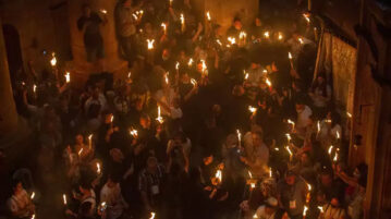 Άγιο Φως: Δέος στην τελετή αφής στα Ιεροσόλυμα – Το απόγευμα φτάνει στην Αθήνα