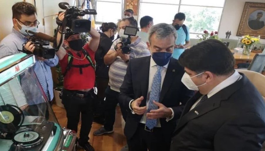 Την πρώτη του επίσκεψη στο Δημαρχείο Θεσσαλονίκης πραγματοποιεί ο νέος Αμερικανός πρέσβης στην Ελλάδα, Τζoρτζ Τσούνης. Υποδεχόμενος τον κ. Τσούνη στο γραφείο του, ο δήμαρχος Θεσσαλονίκης Κωνσταντίνος Ζέρβας, τον καλωσόρισε εγκάρδια και του έδειξε τη γραβάτα που φοράει, η οποία είναι η ίδια που φορούσε o Αμερικανός Πρόεδρος Μπάιντεν, κατά την επίσκεψη του Κυριάκου Μητσοτάκη στις ΗΠΑ. Εκείνη την ώρα οι δύο άνδρες είχαν μία χαλαρή στιχομυθία, με τον Αμερικανό πρέσβη να εξηγεί τα… ελληνικά επίθετα του κ. Μπάιντεν, λέγοντας μεταξύ άλλων πως στη Θεσσαλονίκη θα τον αποκαλούσαν Μπαϊντενίδη, σύμφωνα με την ιστοσελίδα grtimes.gr. Τσούνης- Θεσσαλονίκη Ο κ. Τσούνης εξάλλου, ο οποίος συνοδεύεται από την Αμερικανίδα Πρόξενο στη Θεσσαλονίκη Ελίζαμπεθ Λη, επισήμανε ότι ο Αμερικανός Πρόεδρος τρέφει ιδιαίτερη αγάπη για την Ελλάδα και τους Έλληνες, ενώ είναι από τους προέδρους που έχουν τη βαθύτερη κατανόηση για τα όσα συμβαίνουν στη χώρα μας. Τσούνης - Ζέρβας- πρέσβης Στη συνέχεια, ο κ. Ζέρβας οδήγησε τον Αμερικανό πρέσβη στο γραφείο του, δείχνοντάς του μεταξύ άλλων το τζουκ μποξ το οποίο διαθέτει μία μεγάλη συλλογή από γνωστά τραγούδια, με τον δήμαρχο στη συνέχεια να παίζει το τραγούδι “Να θυμηθείς το όνειρο μου” στην πρώτη του εκτέλεση και τον κ. Τσούνη να δηλώνει ενθουσιασμένος. Δείτε το ΒΙΝΤΕΟ: