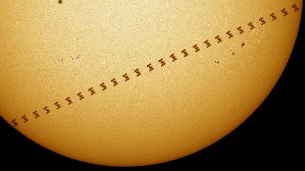 Φοβερές εικόνες του Διεθνούς Διαστημικού Σταθμού να περνά μπροστά από τον Ήλιο