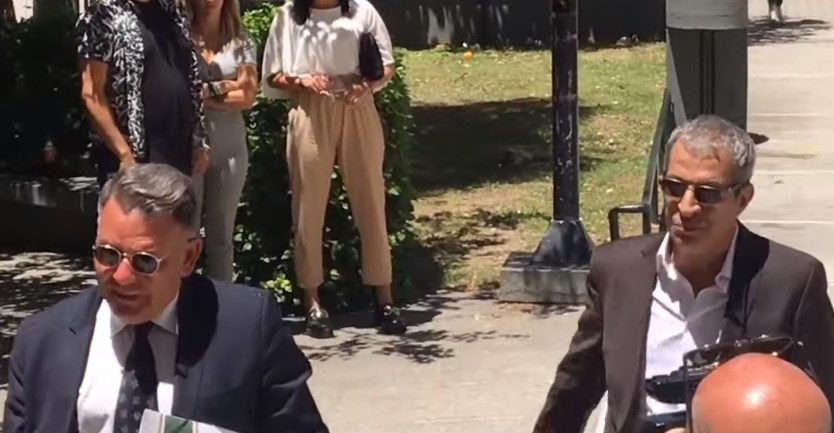 Θέμης Αδαμαντίδης: Στα δικαστήρια με τον Κούγια και χαμογελαστός ο γνωστός τραγουδιστής