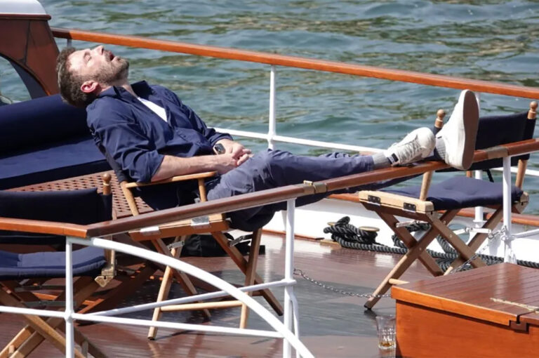 ΜΠΕΝ ΑΦΛΕΚ ben-affleck-sleeping-768x510