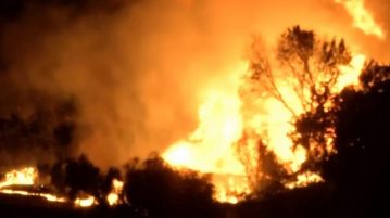Νύχτα εφιάλτης σε Ηλεία-Αχαΐα: Τρεις κοινότητες απειλεί η φωτιά – ΒΙΝΤΕΟ