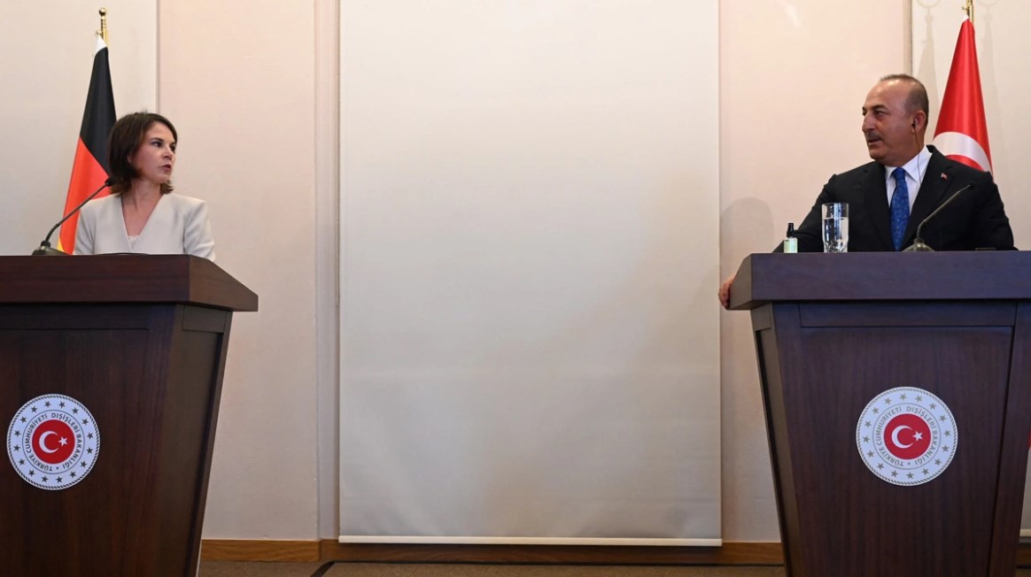 Γερμανία: Δυσαρέσκεια της Τουρκικής Κοινότητας για τη στάση της Μπέρμποκ στη συνέντευξη με τον Τσαβούσογλου