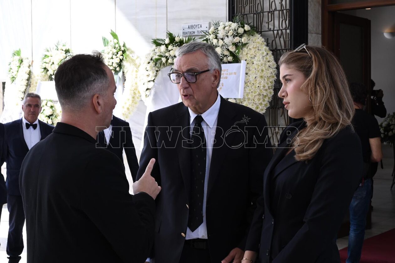 To ύστατο χαίρε στην Μάρθα Καραγιάννη - Αυτή την ώρα η κηδεία στο Πρώτο Νεκροταφείο