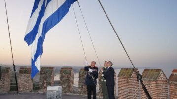 Η έπαρση της Ελληνικής σημαίας στον Λευκό Πύργο