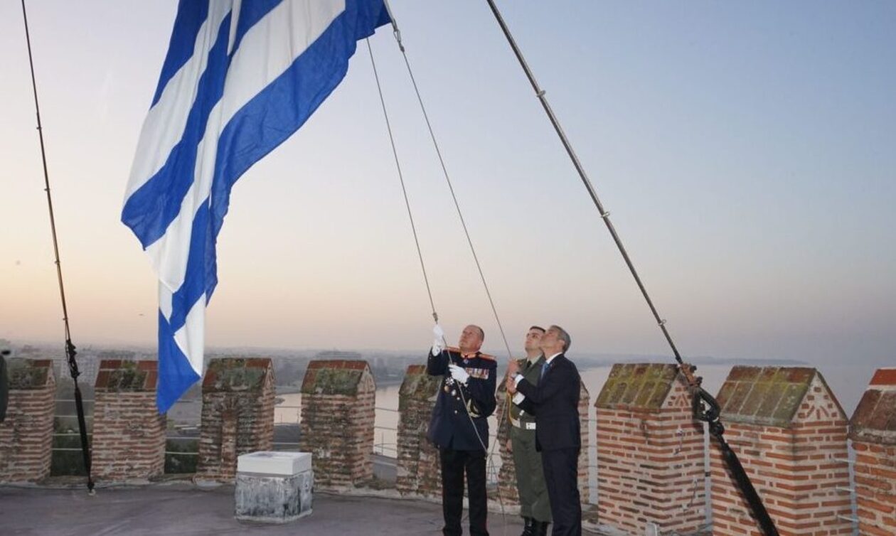 Η έπαρση της Ελληνικής σημαίας στον Λευκό Πύργο