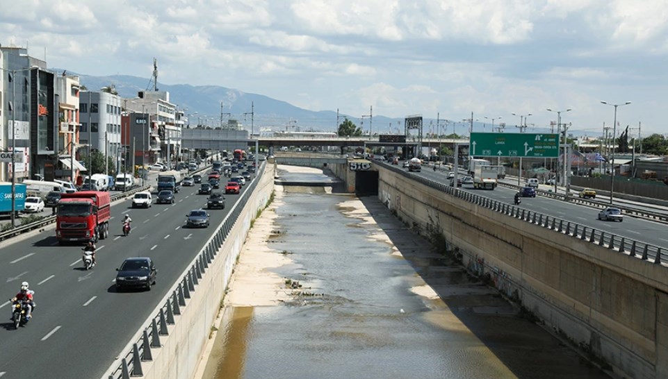 Ένα θρίλερ είναι σε εξέλιξη την τελευταία ώρα στον Κηφισό, με τις Αρχές να ερευνούν τι συνέβη σε οδηγό, ο οποίος, βγήκε από το αυτοκίνητό του, το οποίο οι Αρχές εντόπισαν ακινητοποιημένο, αυτοπυρπολήθηκε και έπεσε από την πεζογέφυρα στο ποτάμι. Λίγο αργότερα, οι Αρχές εντόπισαν τη σορό του άτυχου άνδρα στην κοίτη του ποταμού. Στο σημείο παραμένουν αστυνομικές δυνάμεις.