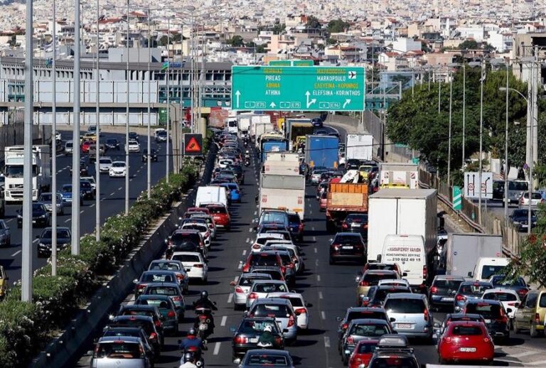 Επιστρέφουν οι εκδρομείς: Μποτιλιάρισμα στις εισόδους της Αθήνας- Ουρές και στα διόδια