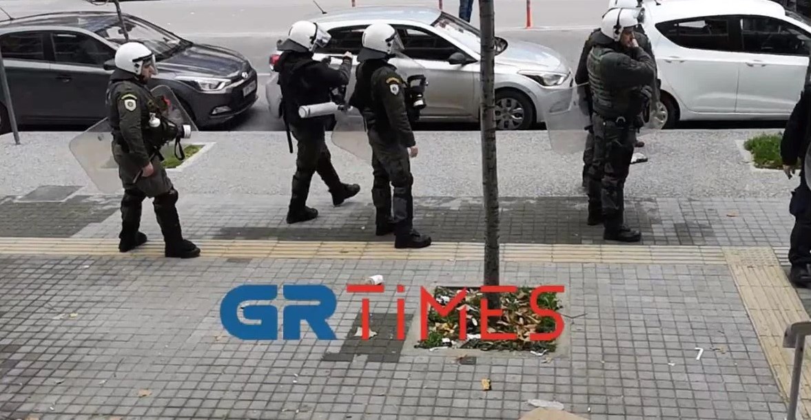 Άλκης Καμπανός: Ένταση και ξύλο έξω από το δικαστήριο