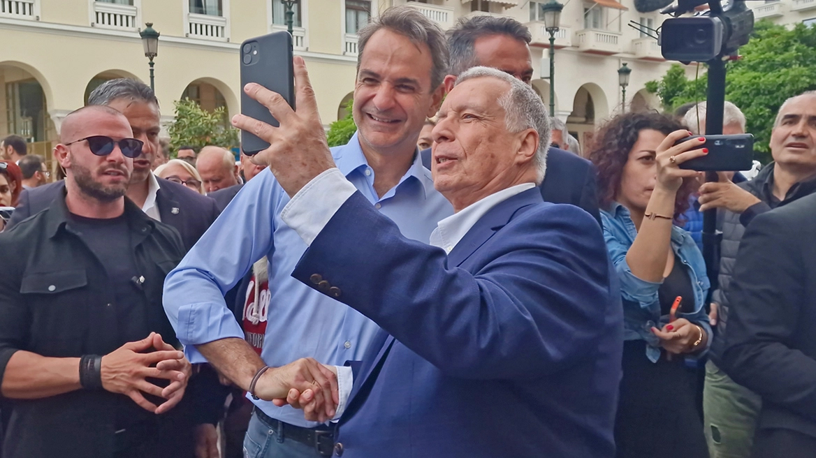 Εκλογές 2023 – Κυριάκος Μητσοτάκης: Βόλτα με selfies στο κέντρο της Θεσσαλονίκης