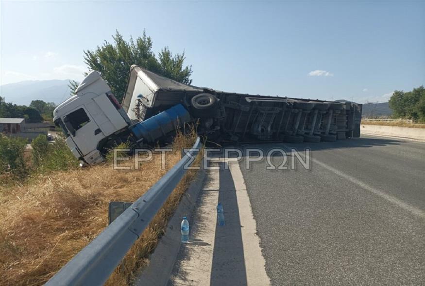 Σοβαρό τροχαίο στις Σέρρες: Ανατράπηκε τριαξονική νταλίκα στην Εγνατία – Τραυματίας ο οδηγός