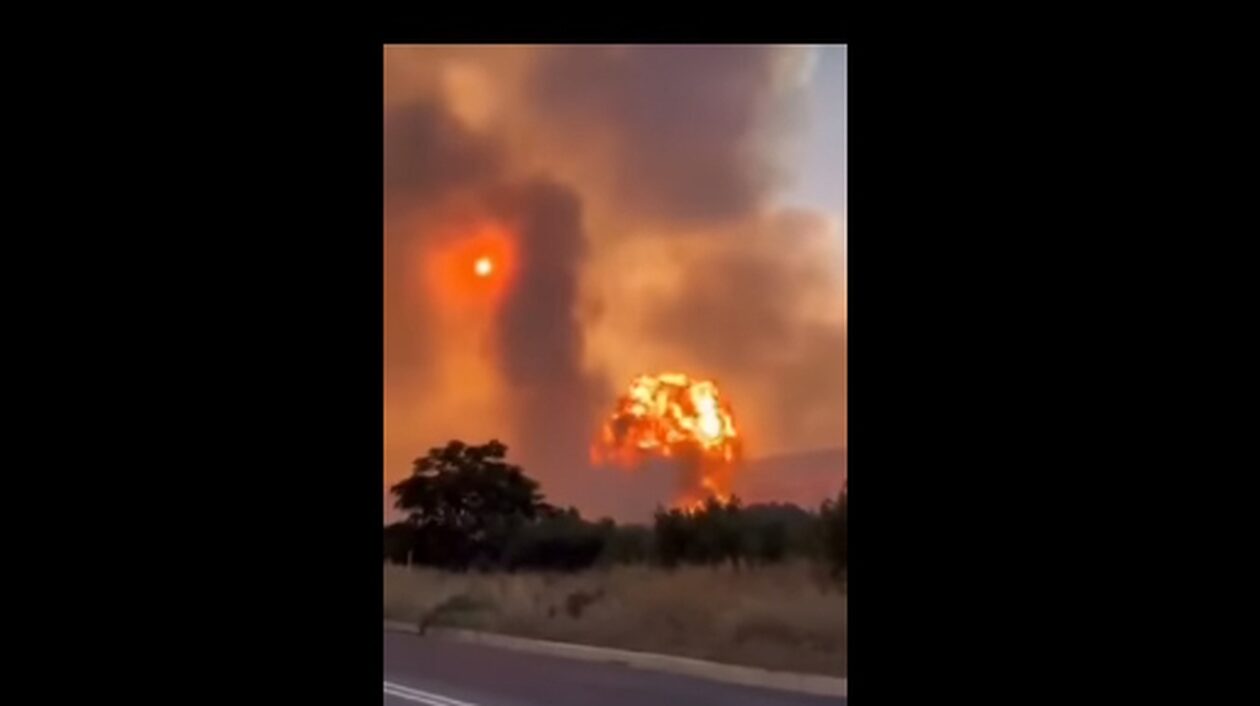 Οι φλόγες έφτασαν στην αποθήκη πυρομαχικών, σημαίνοντας συναγερμό στην περιοχή