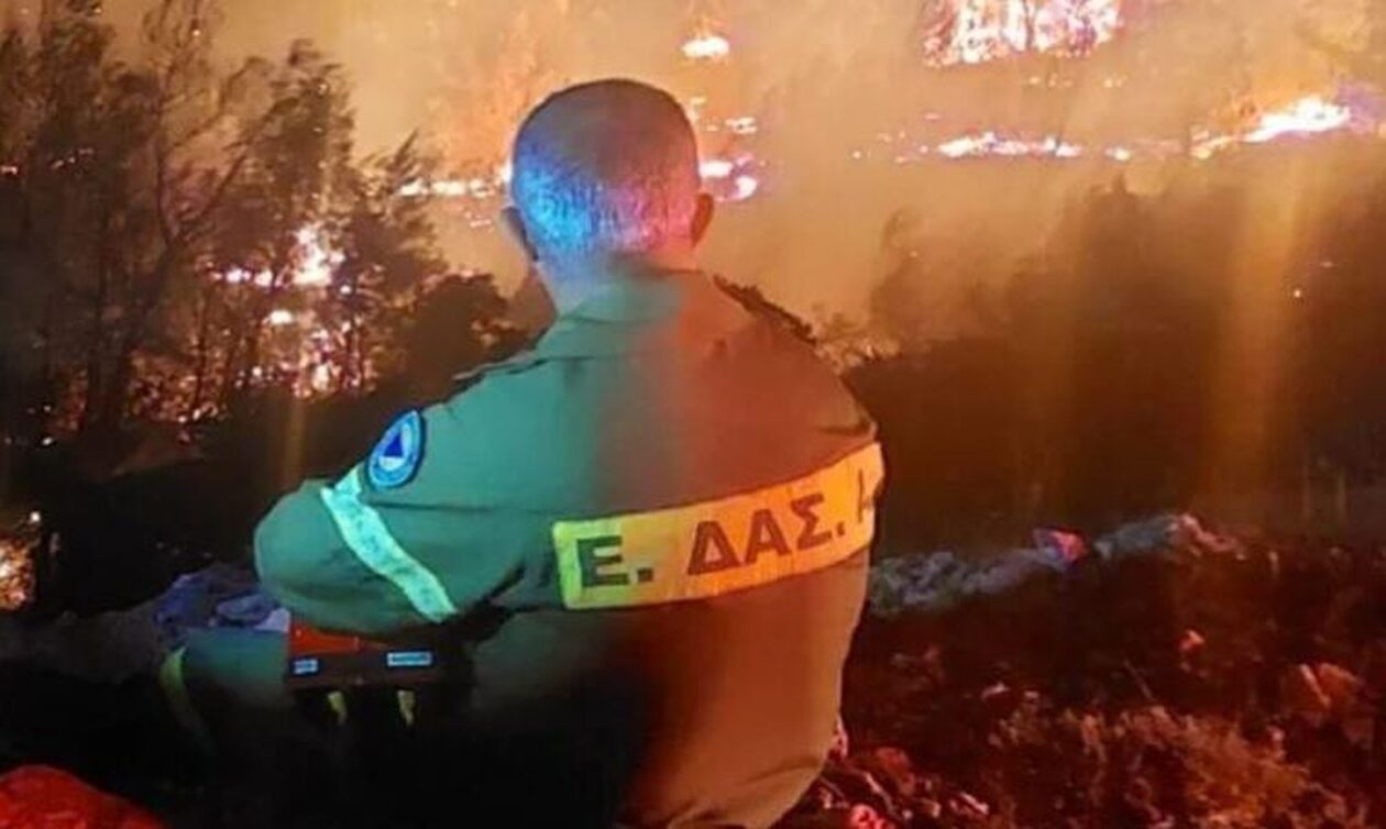 «Κάναμε ό,τι μπορούσαμε, δεν ήταν αρκετό», λέει μαζί με μια φωτογραφία που δημοσιεύει εθελοντής πυροσβέστης που επιχειρεί στις φωτιές της Πάρνηθας