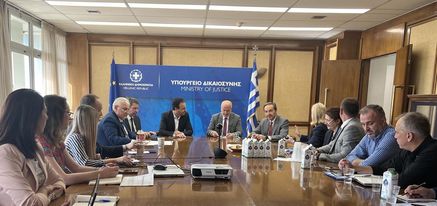 Συνάντηση εργασίας για τον συντονισμό όλων των ενεργειών με σκοπό την ολοκλήρωση των Ψηφιακών Έργων της Δικαιοσύνης είχαν σήμερα ο Υπουργός Δικαιοσύνης, κ. Γιώργος Φλωρίδης και ο Υφυπουργός Δικαιοσύνης, κ. Ιωάννης Μπούγας με τον Υπουργό Ψηφιακής Διακυβέρνησης, κ. Δημήτρη Παπαστεργίου.