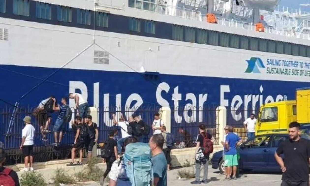 Ρόδος: Με καθυστέρηση αναχώρησε για Πειραιά το «Βlue Star Χίος» που είχαν μπλοκάρει μετανάστες