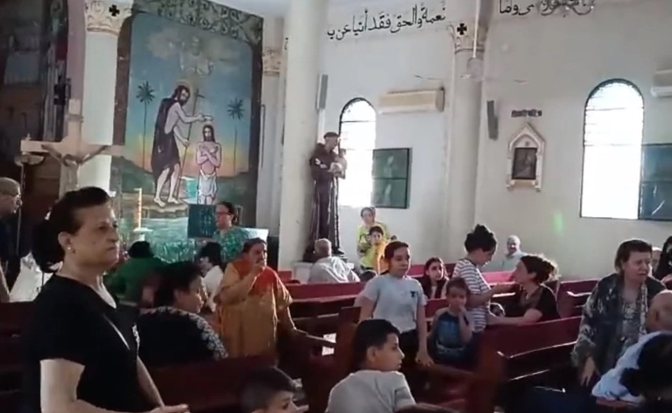 Χωρίς τέλος είναι ο τρόμος στη Γάζα με τα βίντεο από τους βομβαρδισμούς να διαδέχονται το ένα το άλλο. Το πρωί την ώρα που δεκάδες Χριστιανοί Λατίνοι προσεύχονταν μέσα στον ναό, όπου έχουν βρει και καταφύγιο, ένα βλήμα από αεροσκάφος της ισραηλινής αεροπορίας εκρήγνυται σε μικρή απόσταση από τον ναό. Το κτίσμα τραντάζεται ενώ κάποια από τα τζάμια σπάνε από το ωστικό κύμα