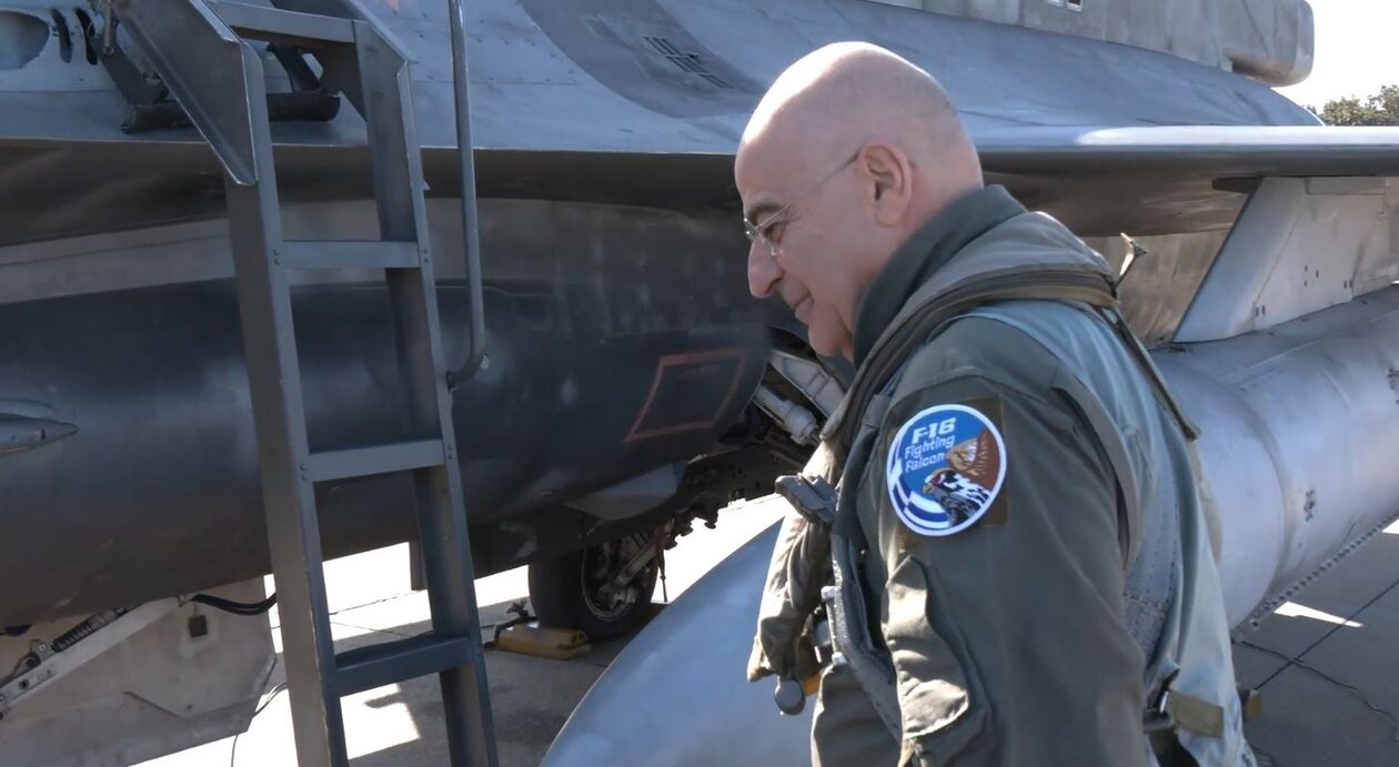 Ο Νίκος Δένδιας πέταξε με F-16 Viper