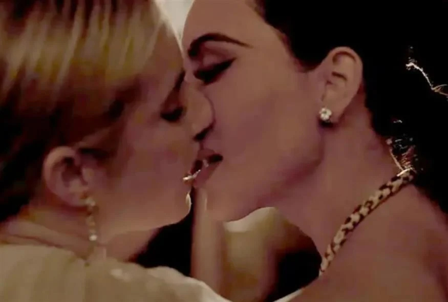 American Horror Story: Το «καυτό» φιλί ανάμεσα στην Emma Roberts και την Kim Kardashian