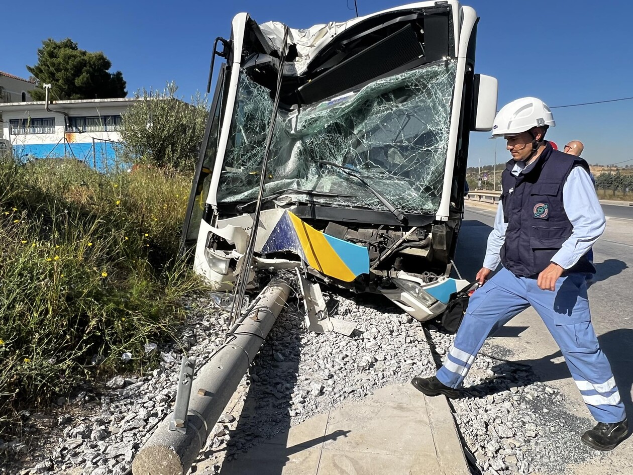 Άνω Λιόσια: Οδηγός επιχείρησε να αποφύγει άλλο τροχαίο και έπεσε σε κολώνα