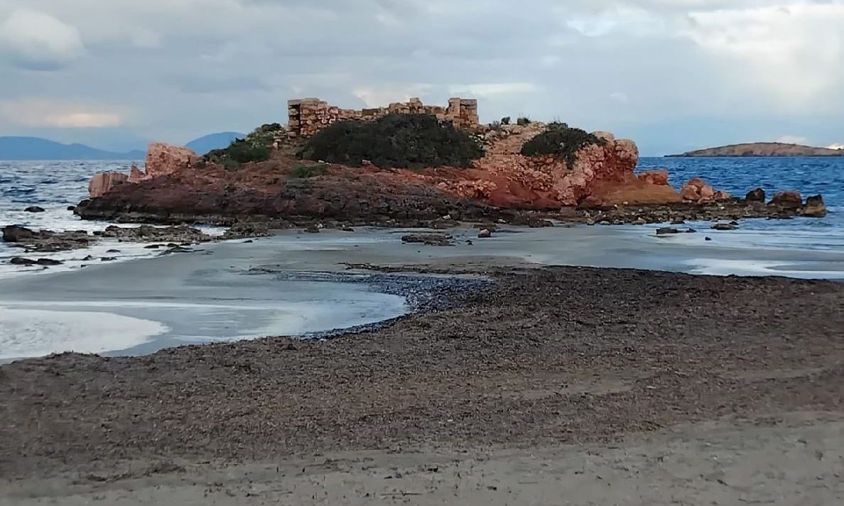 Καβούρι: Γιατί υποχώρησε η θάλασσα - Ο γεωλόγος Βασίλης Καψιμάλης εξηγεί το φαινόμενο