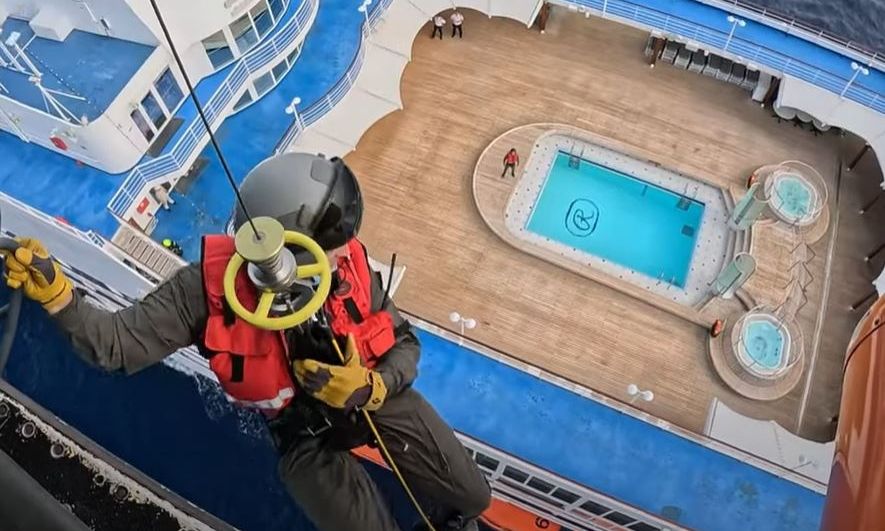 Ρόδος: Ελικόπτερο Super Puma επενέβη για τη διακομιδή επιβάτη κρουαζιερόπλοιου - Δείτε το βίντεο